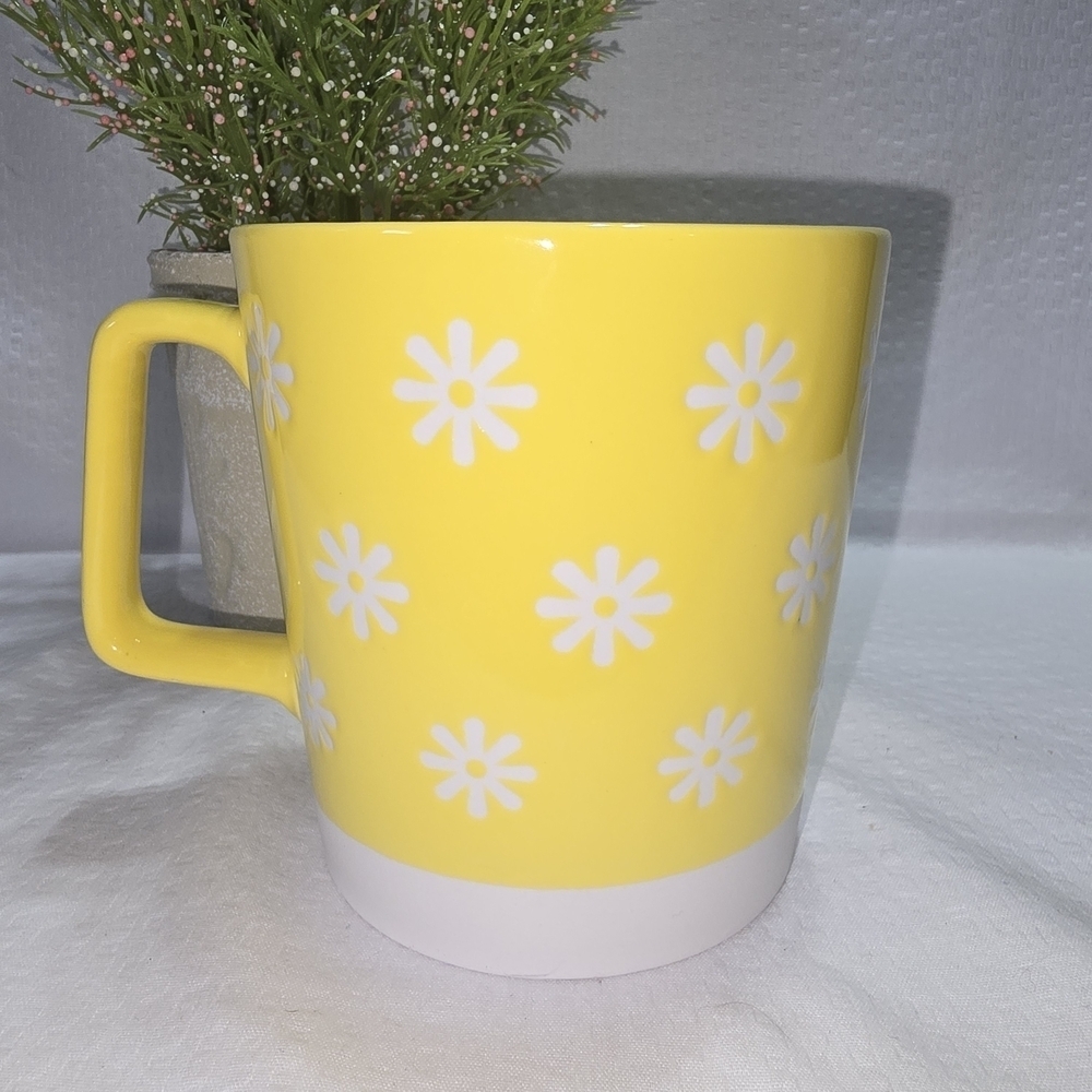 Strawberry Street Sunny Yellow Mug With Daises Oversized  Whimsical EUC